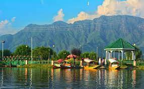 Kashmir Valley sees a flurry in tourists again